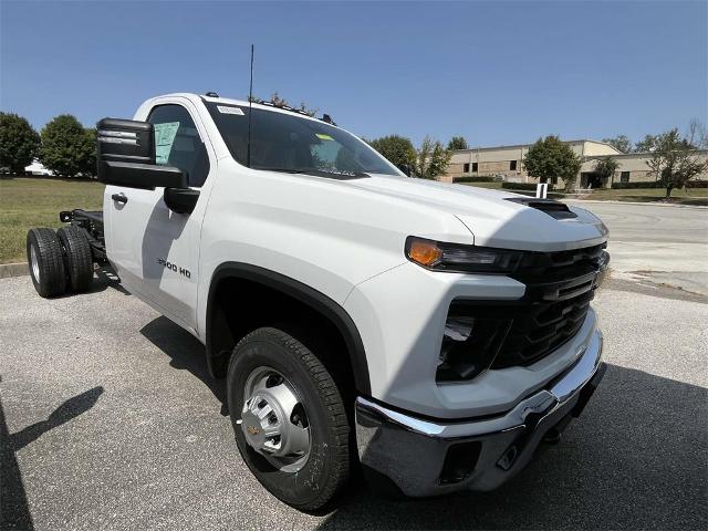 2024 Chevrolet Silverado 3500 HD Chassis Cab Vehicle Photo in ALCOA, TN 37701-3235