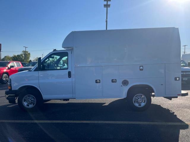 2024 Chevrolet Express Cutaway 3500 Vehicle Photo in COLUMBIA, MO 65203-3903