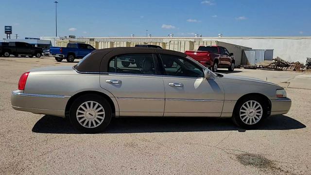 2004 Lincoln Town Car Vehicle Photo in MIDLAND, TX 79703-7718