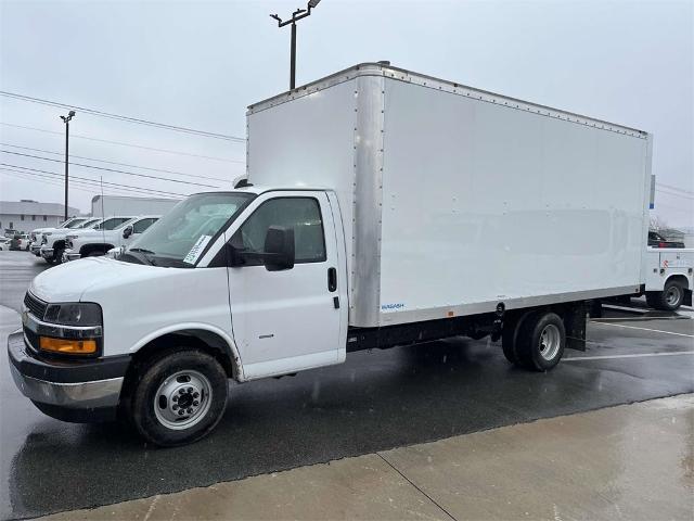 2023 Chevrolet Express Cutaway 3500 Vehicle Photo in ALCOA, TN 37701-3235