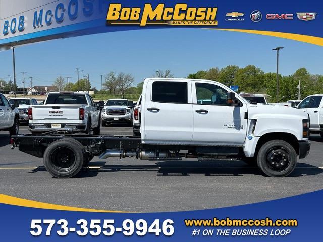 2023 Chevrolet Silverado Chassis Cab Vehicle Photo in COLUMBIA, MO 65203-3903