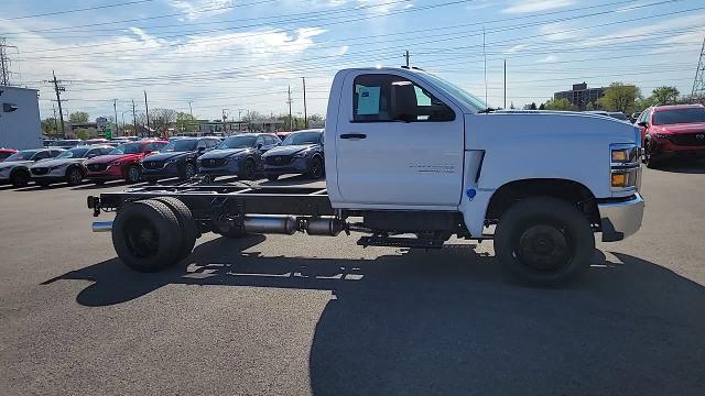 2024 Chevrolet Silverado Chassis Cab Vehicle Photo in JOLIET, IL 60435-8135