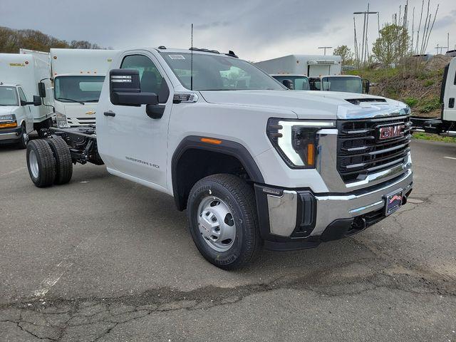 2024 GMC Sierra 3500 HD Chassis Cab Vehicle Photo in DANBURY, CT 06810-5034