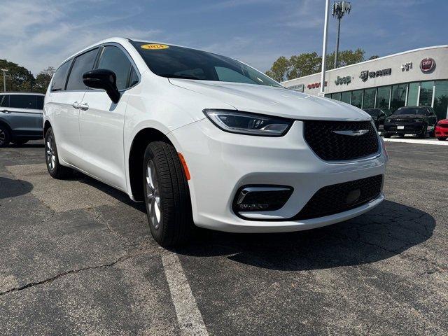 2024 Chrysler Pacifica Vehicle Photo in Plainfield, IL 60586