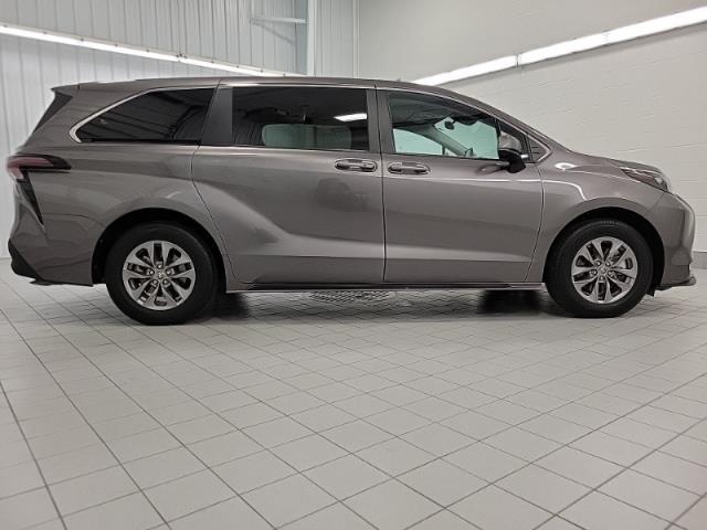 2024 Toyota Sienna Vehicle Photo in Oshkosh, WI 54904