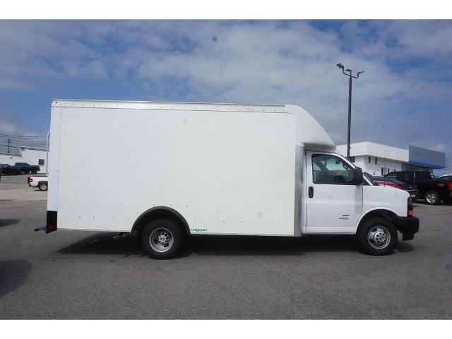 2023 Chevrolet Express Cutaway 4500 Vehicle Photo in ALCOA, TN 37701-3235