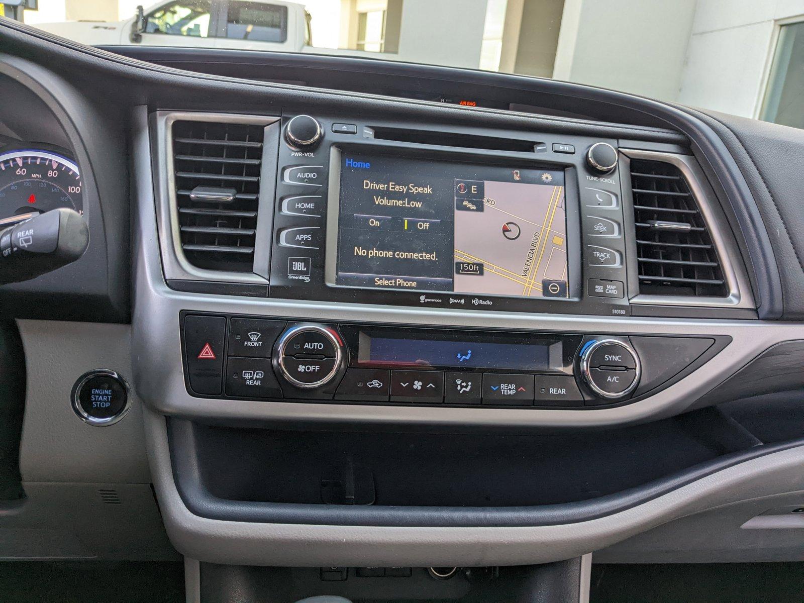 2017 Toyota Highlander Vehicle Photo in VALENCIA, CA 91355-1705