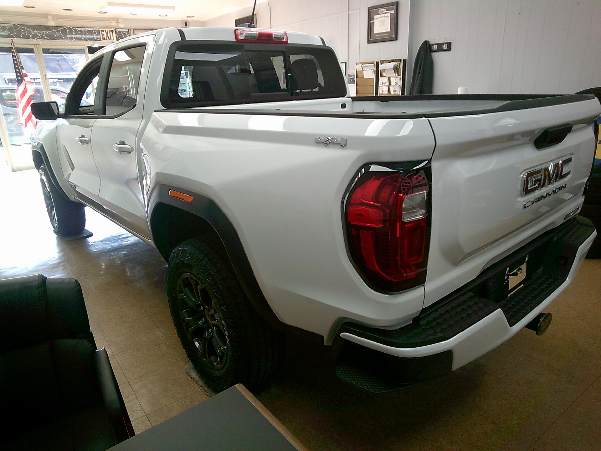 2024 GMC Canyon Vehicle Photo in KITTANNING, PA 16201-1536