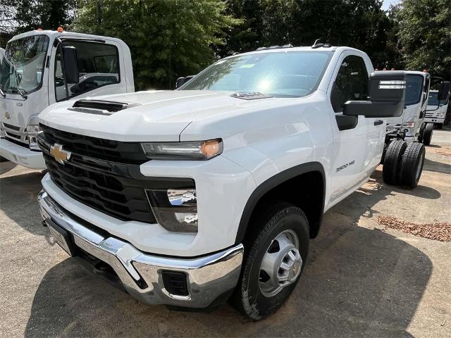 2024 Chevrolet Silverado 3500 HD Chassis Cab Vehicle Photo in ALCOA, TN 37701-3235