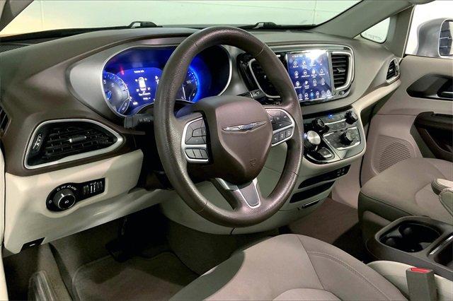 2019 Chrysler Pacifica Vehicle Photo in KANSAS CITY, MO 64114-4502