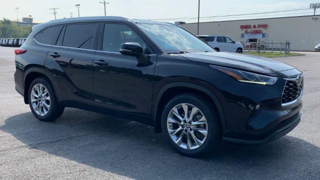 2020 Toyota Highlander Vehicle Photo in MOON TOWNSHIP, PA 15108-2571