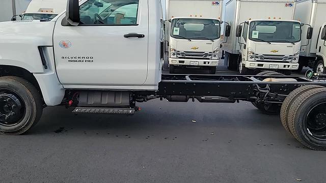 2024 Chevrolet Silverado Chassis Cab Vehicle Photo in JOLIET, IL 60435-8135