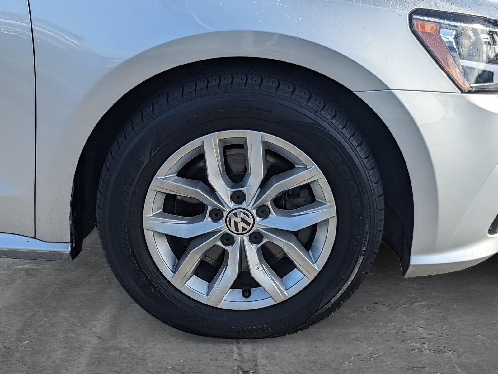 2018 Volkswagen Passat Vehicle Photo in MIAMI, FL 33172-3015