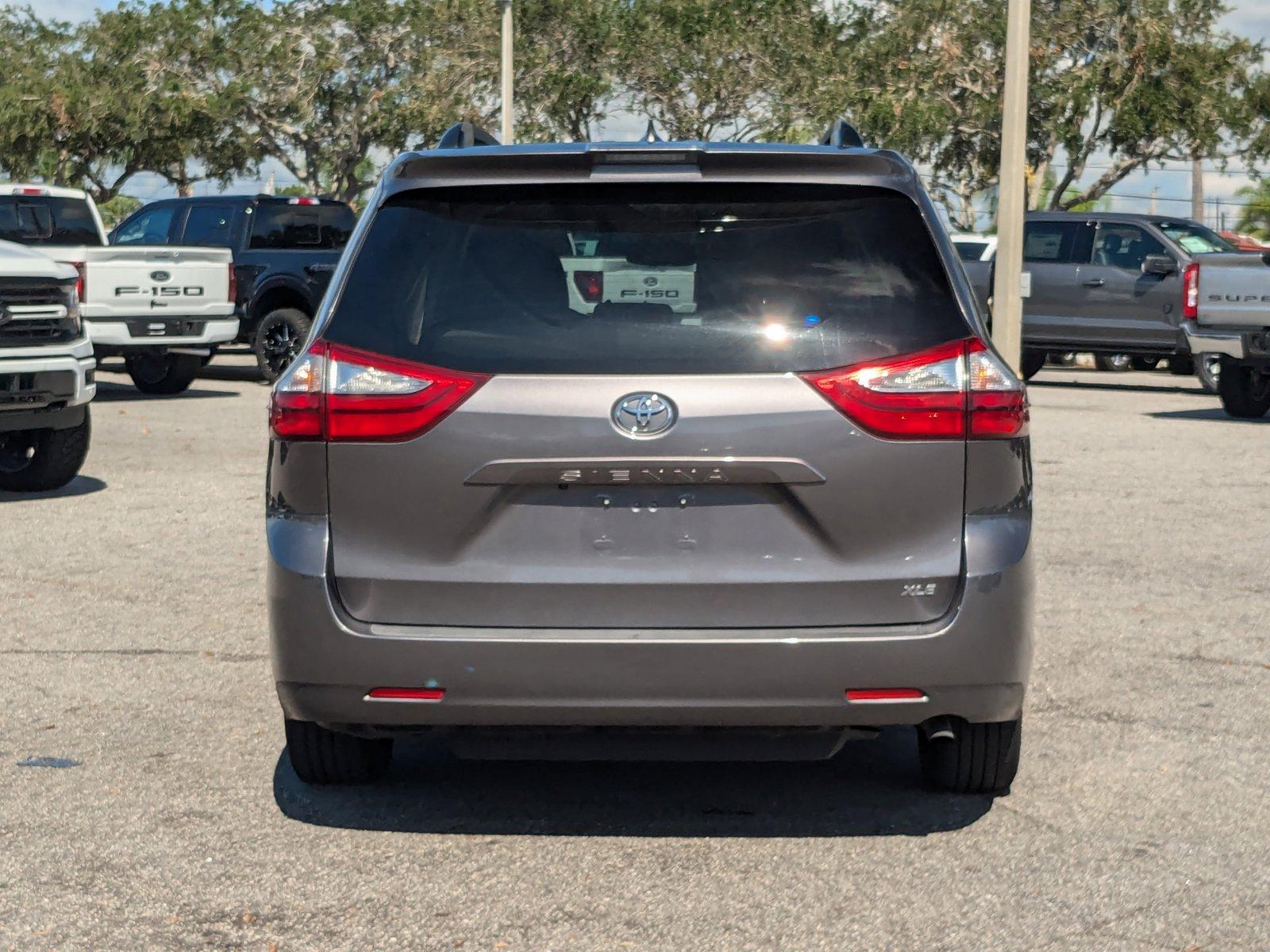 2018 Toyota Sienna Vehicle Photo in St. Petersburg, FL 33713