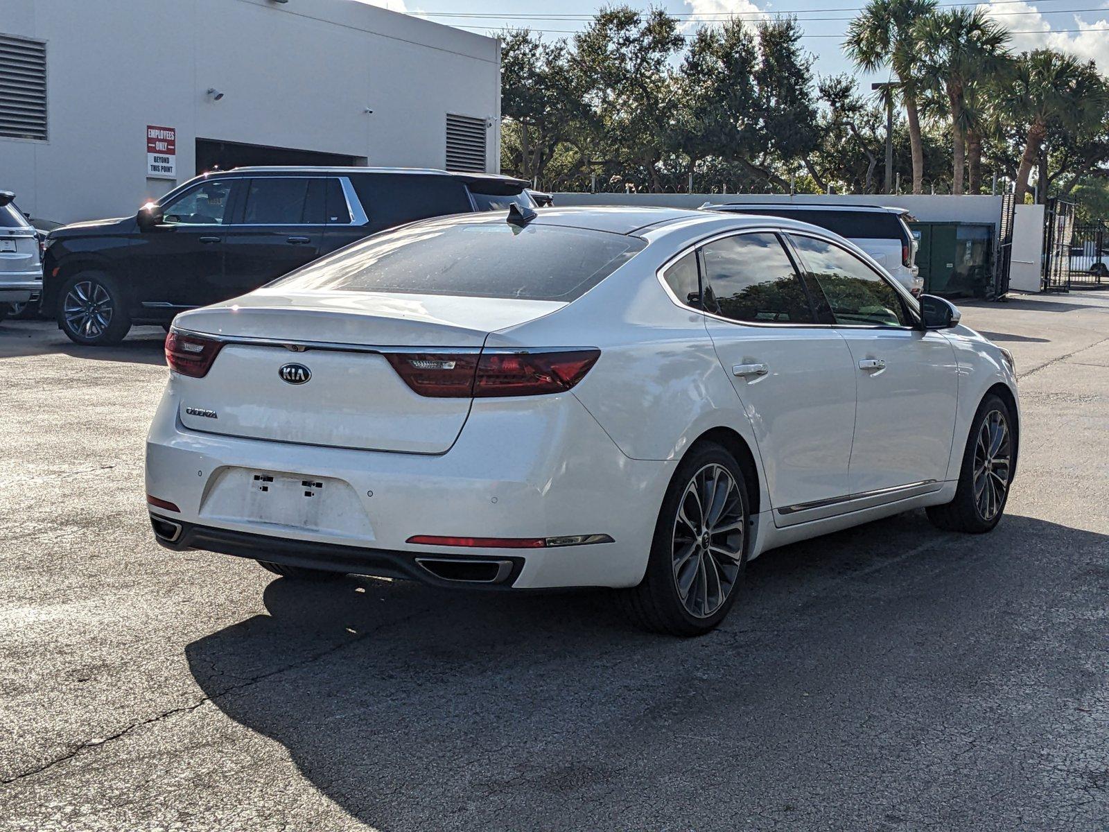 2017 Kia Cadenza Vehicle Photo in WEST PALM BEACH, FL 33407-3296