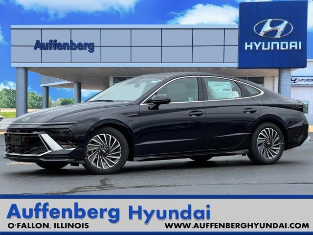 2024 Hyundai SONATA Hybrid Vehicle Photo in O'Fallon, IL 62269