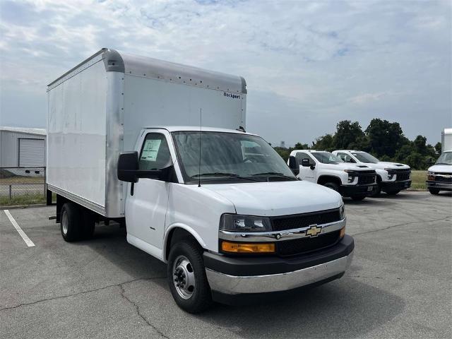 2024 Chevrolet Express Cutaway 3500 Vehicle Photo in ALCOA, TN 37701-3235