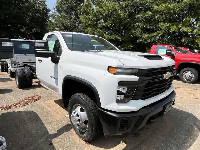 2024 Chevrolet Silverado 3500 HD Chassis Cab Vehicle Photo in ALCOA, TN 37701-3235