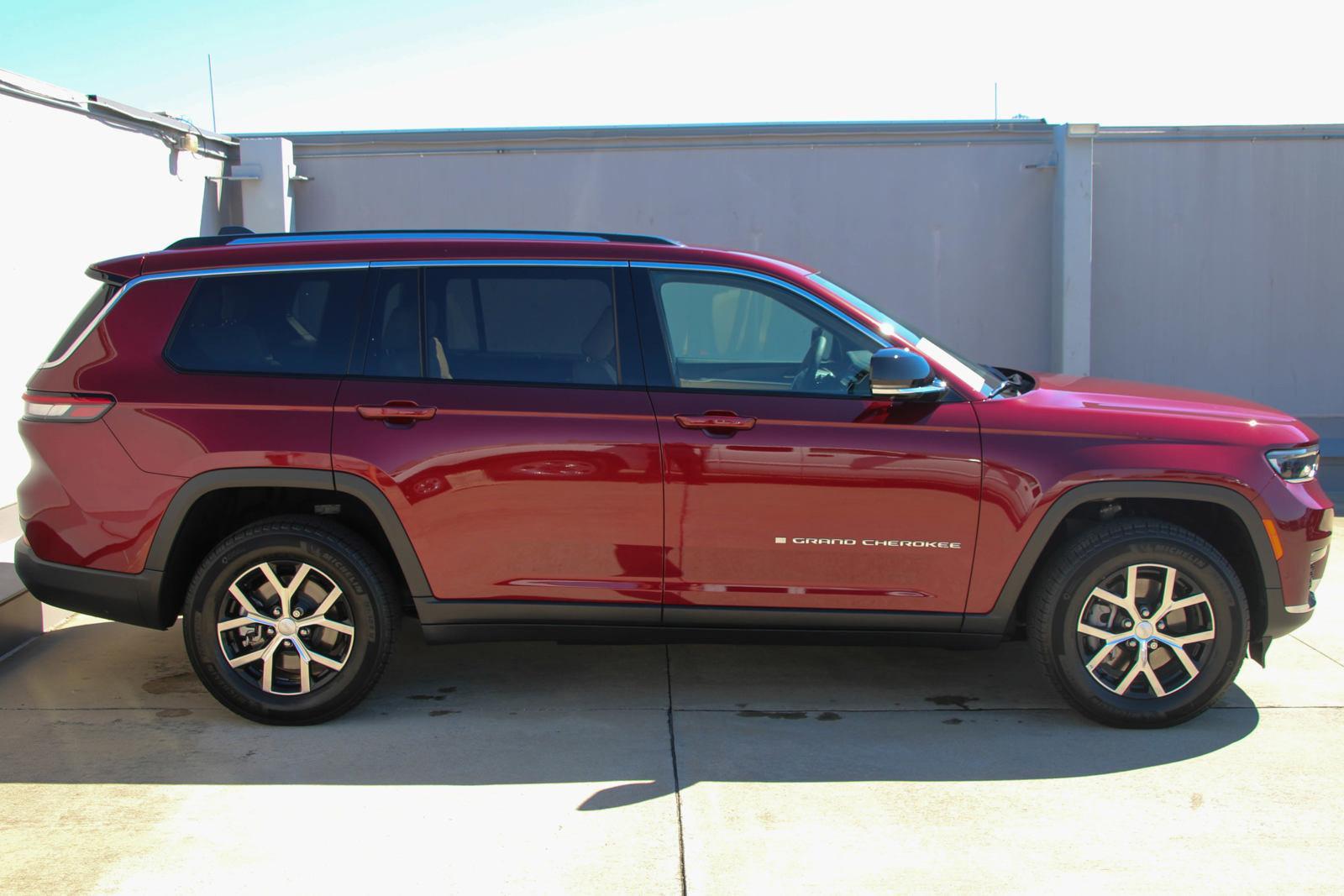 2024 Jeep Grand Cherokee L Vehicle Photo in SUGAR LAND, TX 77478