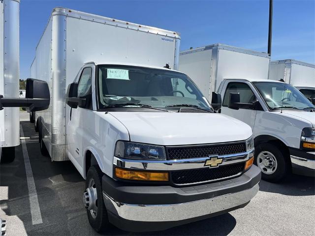 2023 Chevrolet Express Cutaway 4500 Vehicle Photo in ALCOA, TN 37701-3235