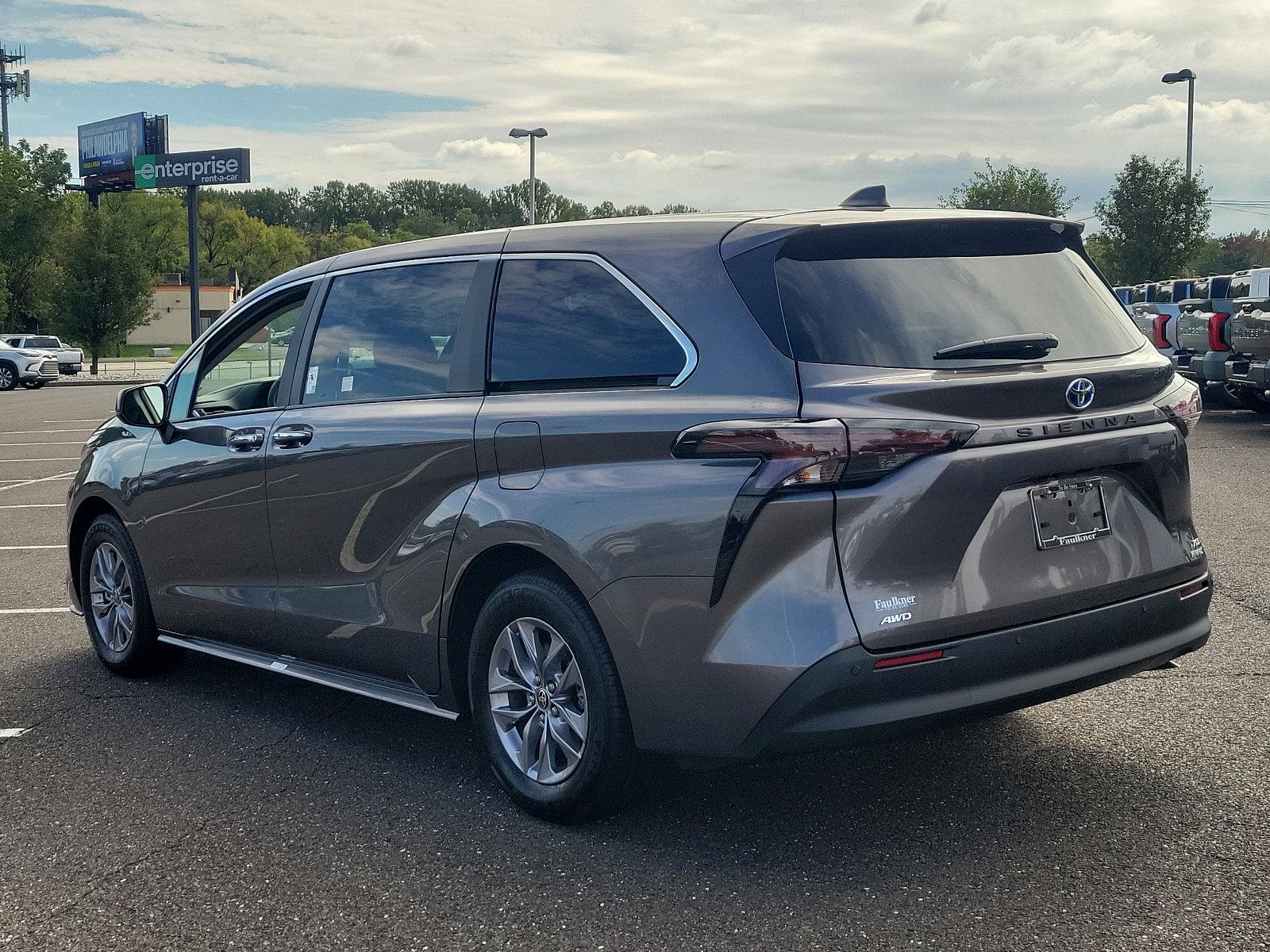 2024 Toyota Sienna Vehicle Photo in Trevose, PA 19053