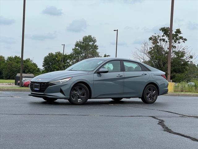 2022 Hyundai ELANTRA Vehicle Photo in O'Fallon, IL 62269