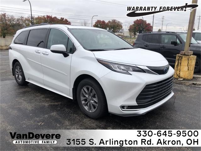 2023 Toyota Sienna Vehicle Photo in Akron, OH 44312