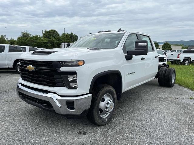 2024 Chevrolet Silverado 3500 HD CC Vehicle Photo in ALCOA, TN 37701-3235