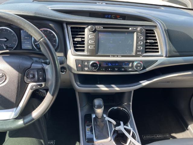 2019 Toyota Highlander Vehicle Photo in GOODYEAR, AZ 85338-1310