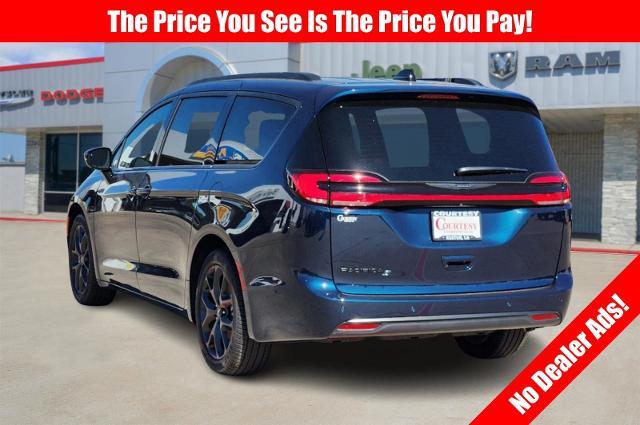 2024 Chrysler Pacifica Vehicle Photo in Cleburne, TX 76033