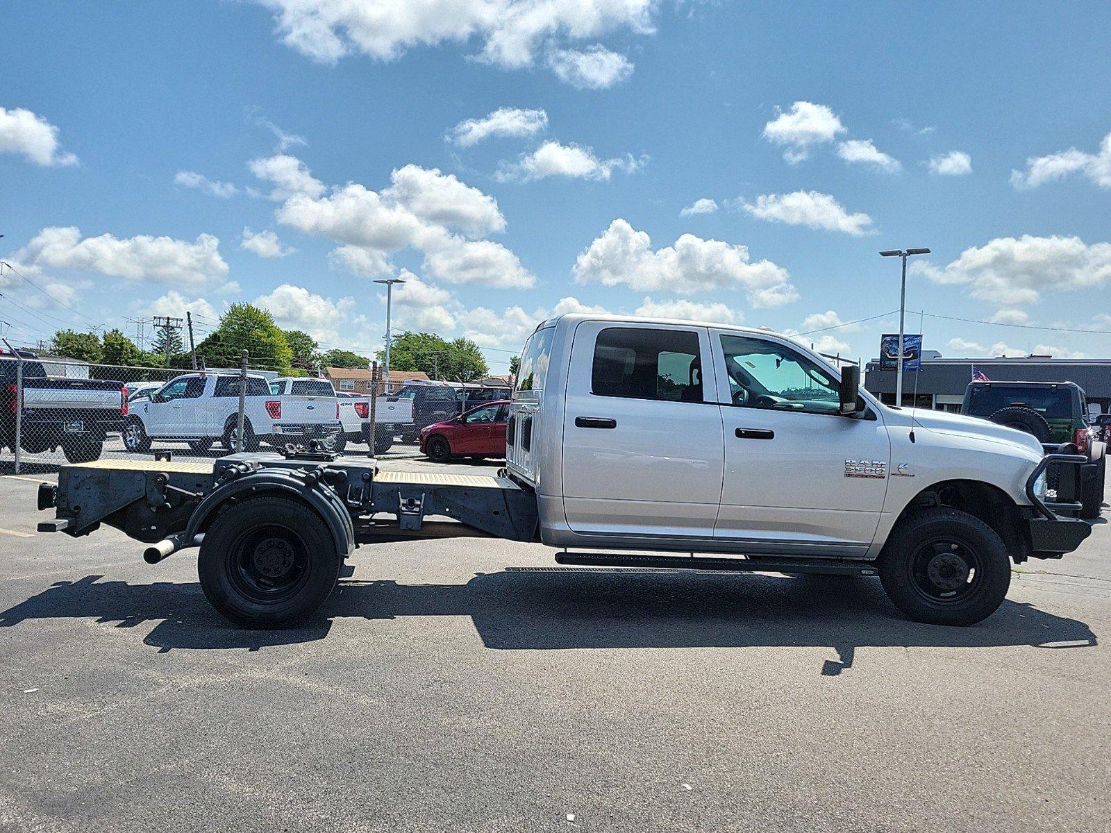 2018 Ram 3500 Chassis Cab Vehicle Photo in Saint Charles, IL 60174