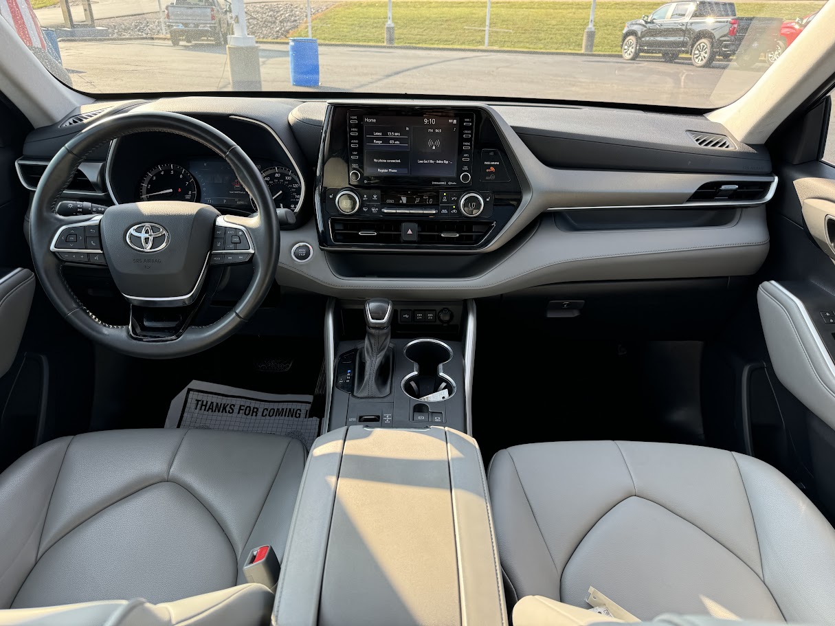 2021 Toyota Highlander Vehicle Photo in BOONVILLE, IN 47601-9633