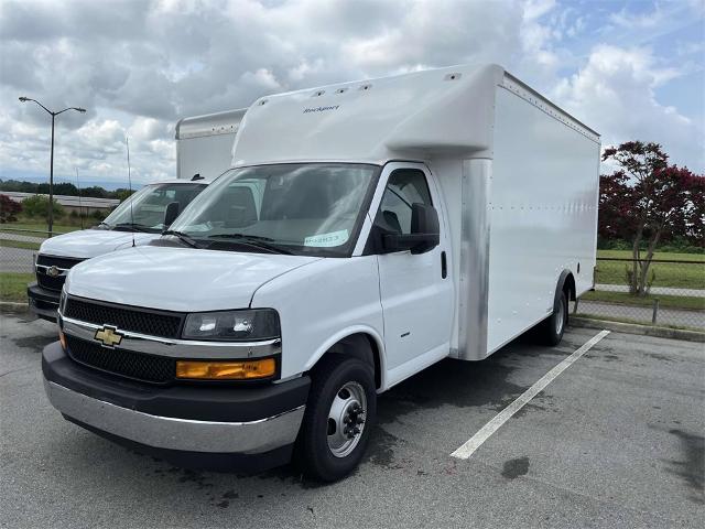 2024 Chevrolet Express Cutaway 3500 Vehicle Photo in ALCOA, TN 37701-3235