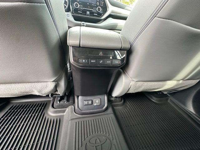 2021 Toyota Highlander Vehicle Photo in TUPELO, MS 38801-6508