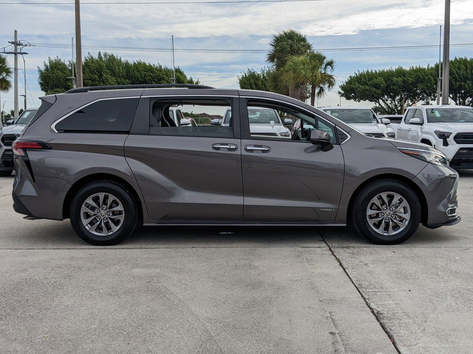 2021 Toyota Sienna Vehicle Photo in Davie, FL 33331