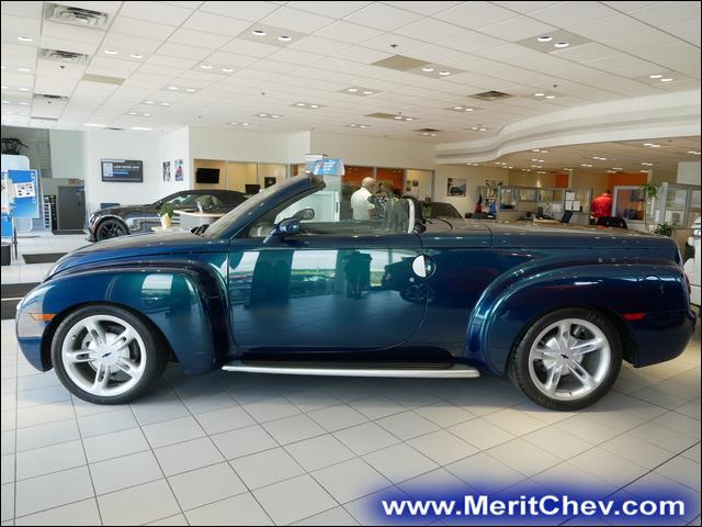 2005 Chevrolet SSR Vehicle Photo in MAPLEWOOD, MN 55119-4794