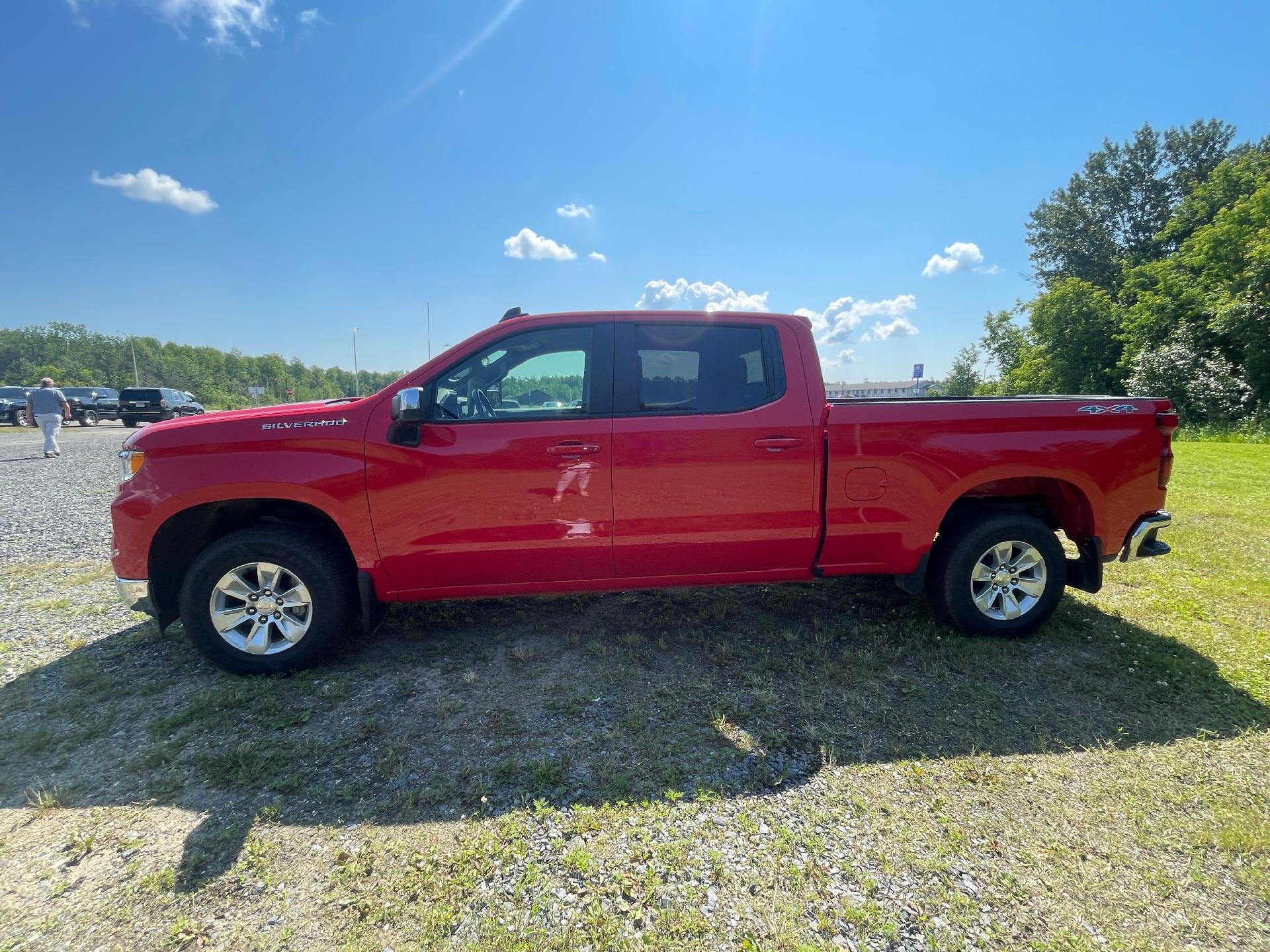 Used 2022 Chevrolet Silverado 1500 LT with VIN 1GCUDDED2NZ500446 for sale in International Falls, Minnesota