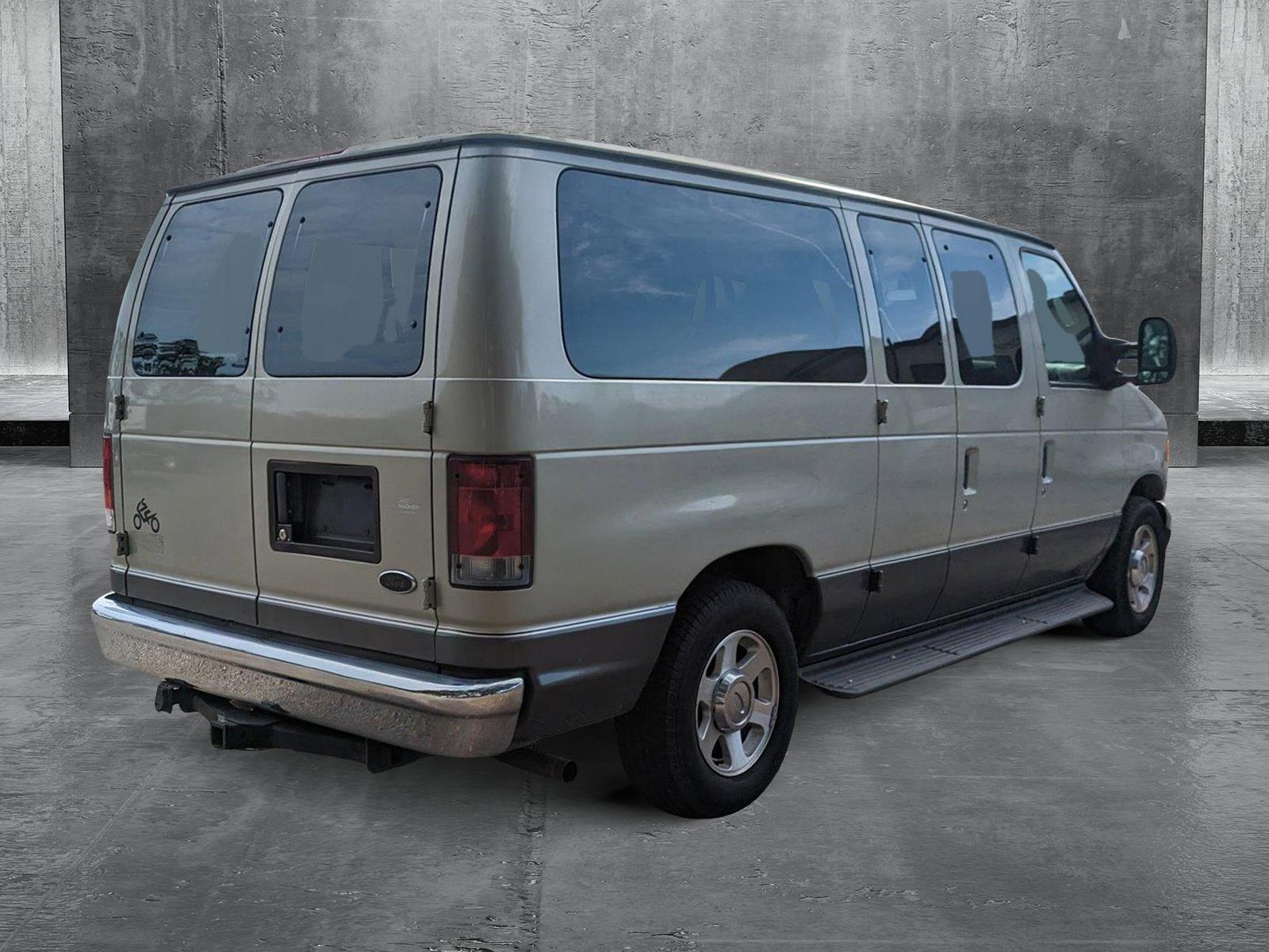 2005 Ford Econoline Wagon Vehicle Photo in Jacksonville, FL 32244