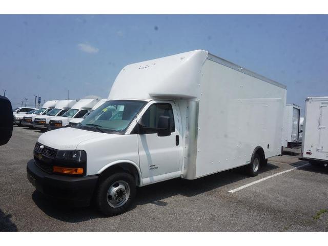 2023 Chevrolet Express Cutaway 4500 Vehicle Photo in ALCOA, TN 37701-3235