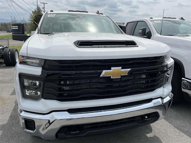 2024 Chevrolet Silverado 3500 HD Chassis Cab Vehicle Photo in ALCOA, TN 37701-3235