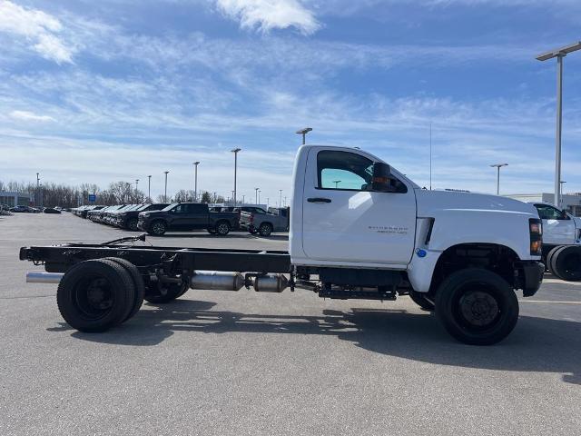 2024 Chevrolet Silverado 4500 HD Vehicle Photo in GREEN BAY, WI 54302-3701