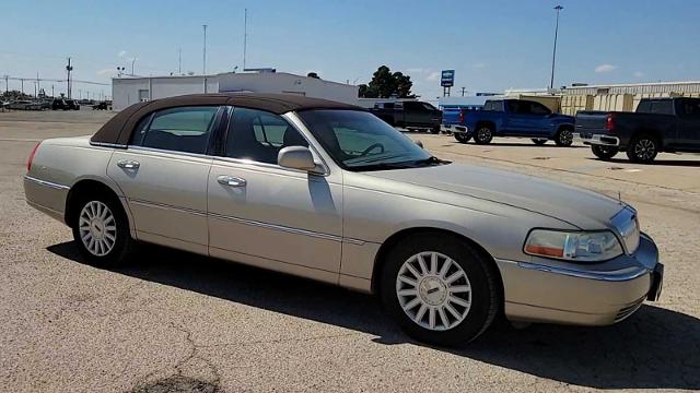 2004 Lincoln Town Car Vehicle Photo in MIDLAND, TX 79703-7718