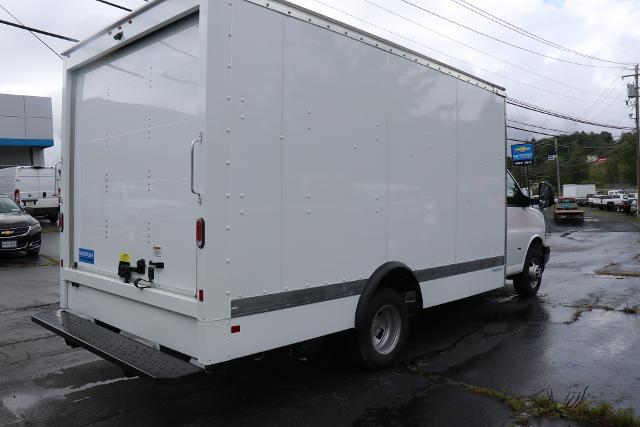 2024 Chevrolet Express Cutaway 3500 Vehicle Photo in MONTICELLO, NY 12701-3853