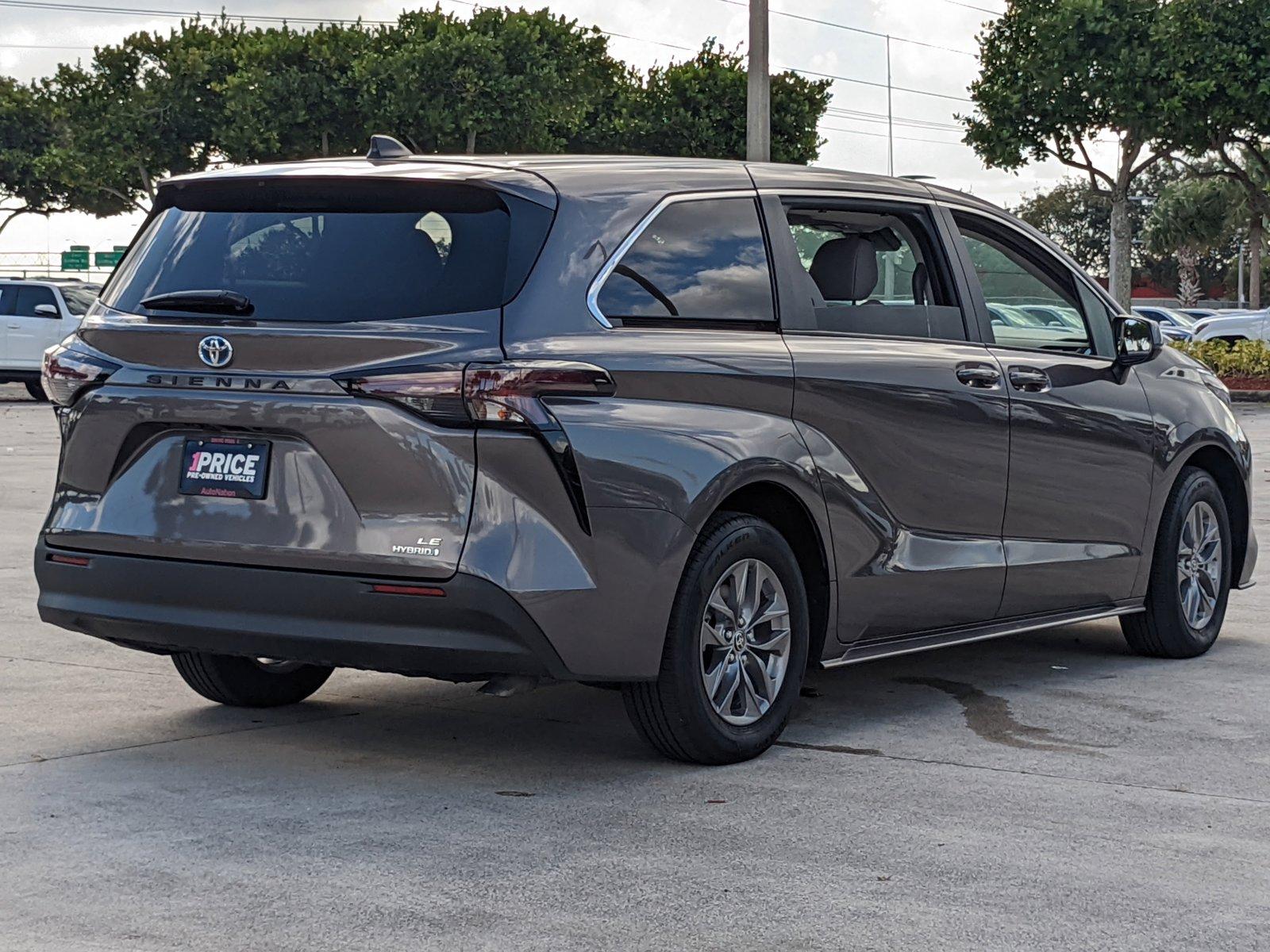 2024 Toyota Sienna Vehicle Photo in Davie, FL 33331