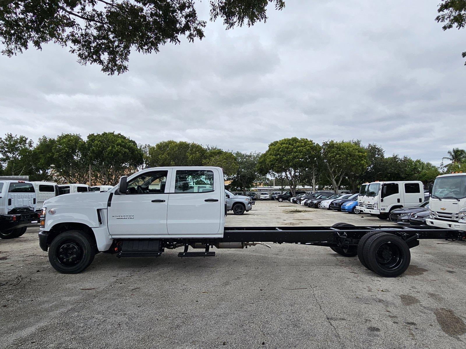 2024 Chevrolet Silverado 5500 HD Vehicle Photo in GREENACRES, FL 33463-3207