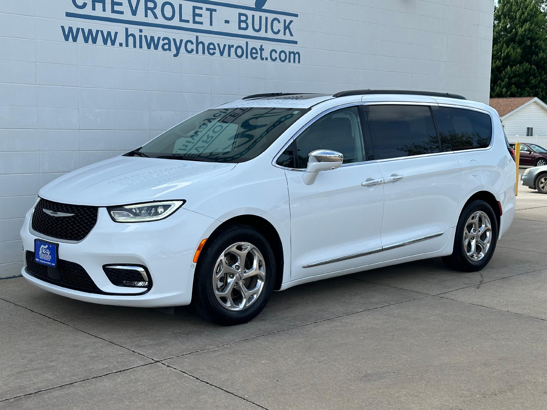 Used 2022 Chrysler Pacifica Limited with VIN 2C4RC1GG5NR125726 for sale in Rock Valley, IA