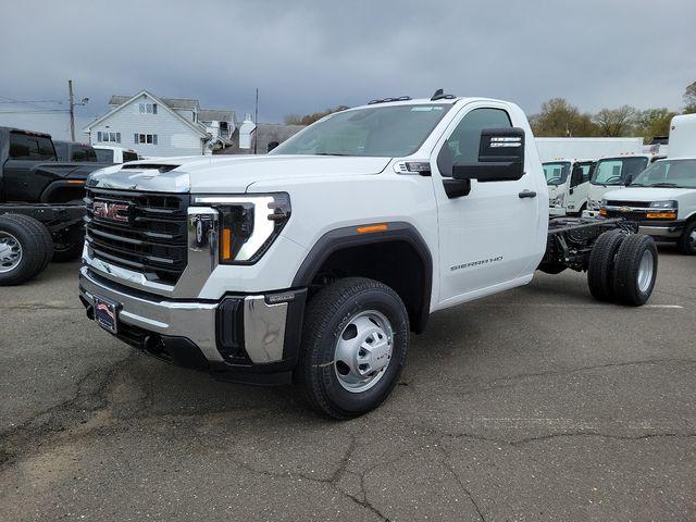 2024 GMC Sierra 3500 HD Chassis Cab Vehicle Photo in DANBURY, CT 06810-5034