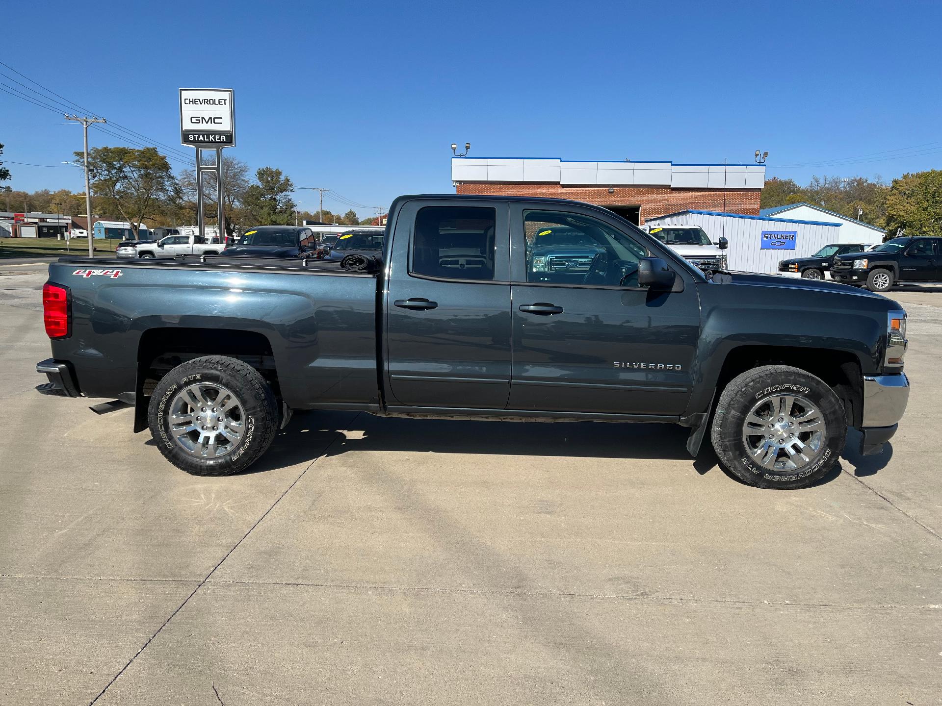 Used 2017 Chevrolet Silverado 1500 LT with VIN 1GCVKRECXHZ352629 for sale in Creston, IA