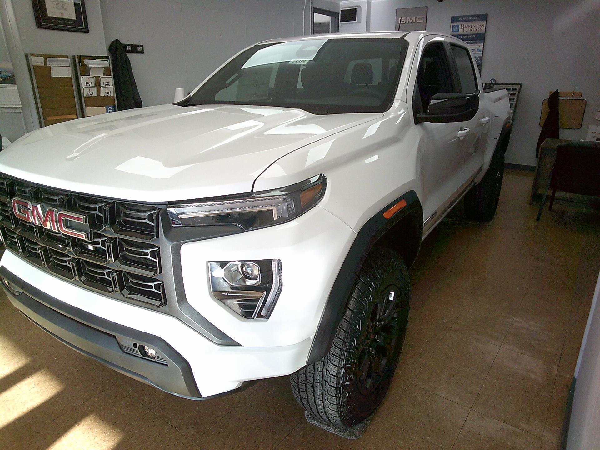 2024 GMC Canyon Vehicle Photo in KITTANNING, PA 16201-1536