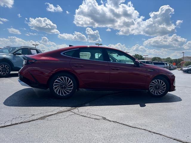 2024 Hyundai SONATA Hybrid Vehicle Photo in O'Fallon, IL 62269